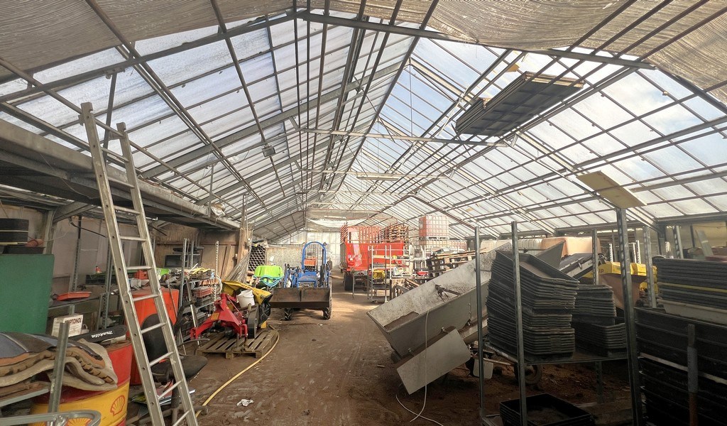 Agrarische grond met serres te koop in Merelbeke