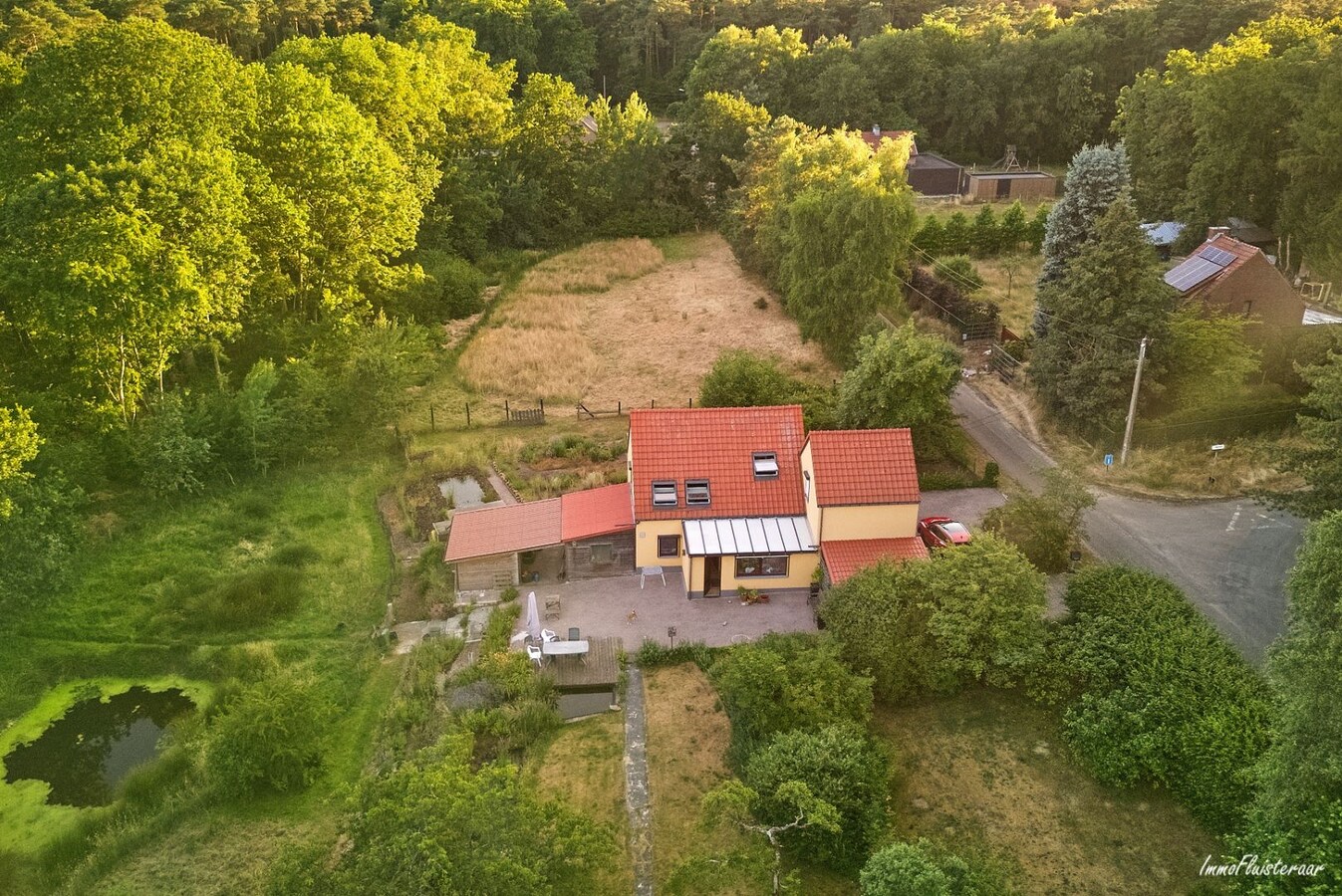Cozy home in the middle of greenery on a plot of approximately 1.16 hectares. 