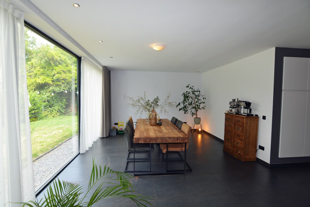 Moderne, energiezuinige woning met 4 slpks op 7a 7ca. 