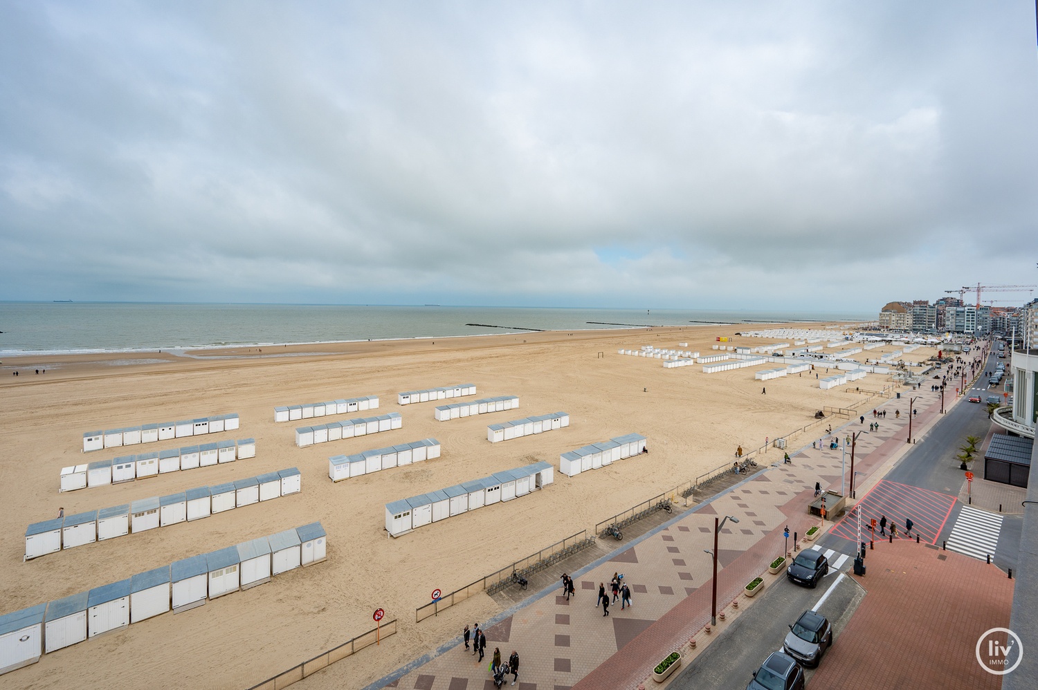 Prachtig gerenoveerd appartement met frontaal zeezicht gelegen op de Zeedijk-Albertstrand te Knokke. 