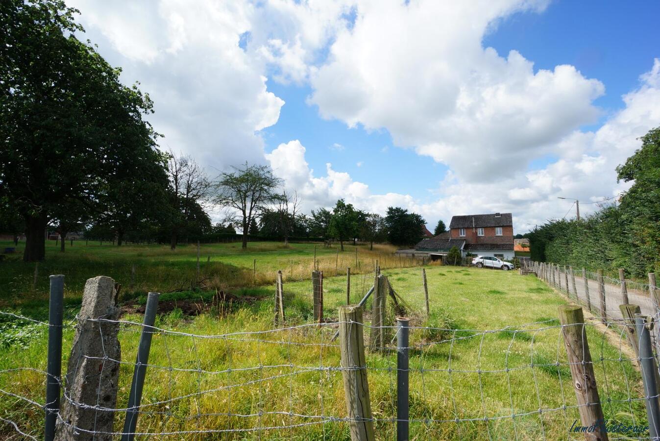 Landelijke te renoveren woning met weide en stalgebouwen op ca. 48 are te Horpmaal (Heers) 