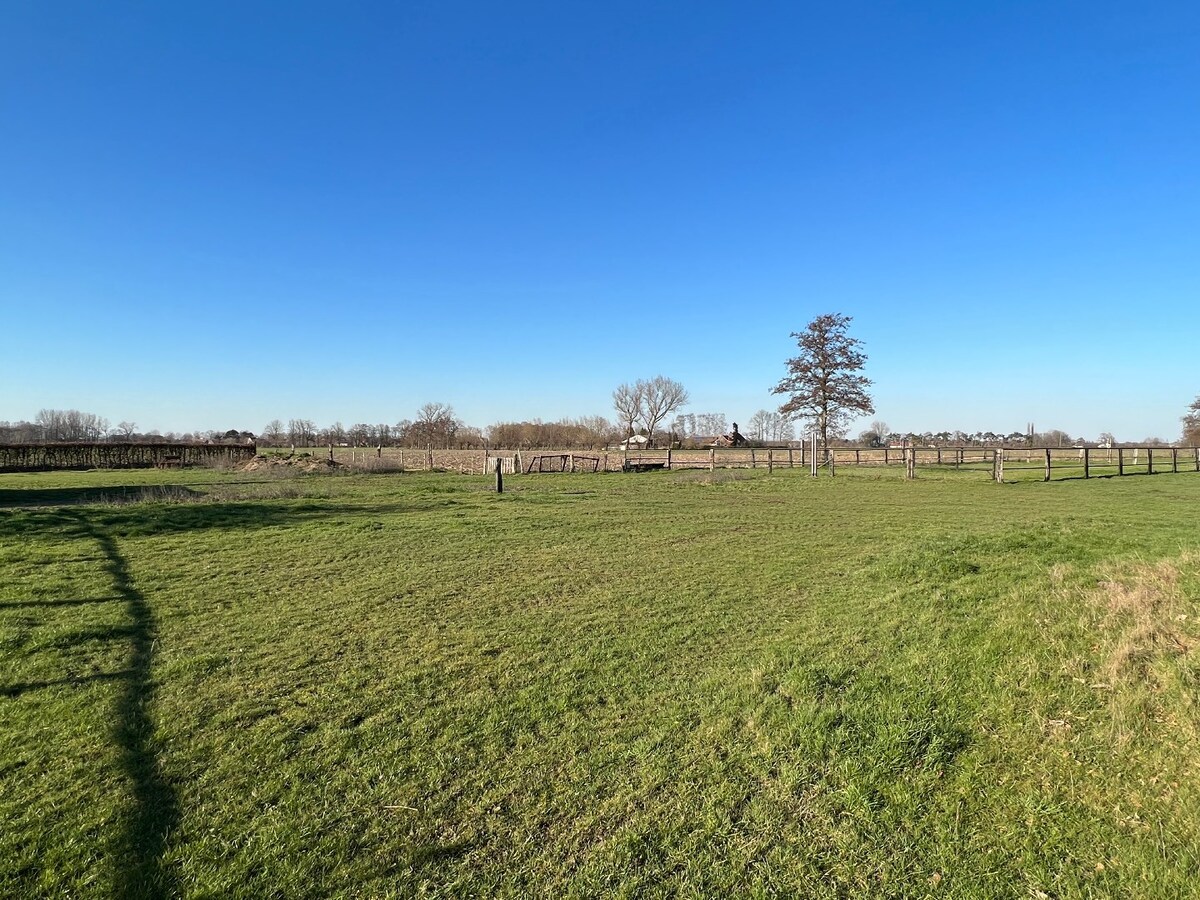 Te renoveren/te slopen hoeve met landelijk zicht. 