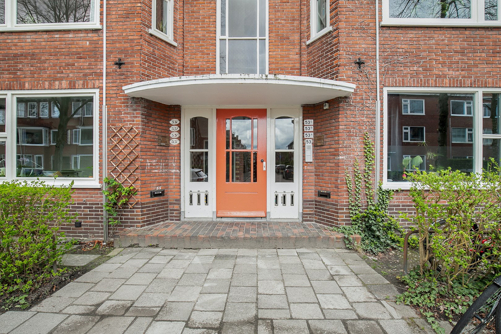 Dit sfeervolle appartement is gelegen in een rustig straatje in een van de mooiste buurten van Groningen. De woning is op steenworp afstand van de binnenstad gelegen en beschikt over een riant balkon. 