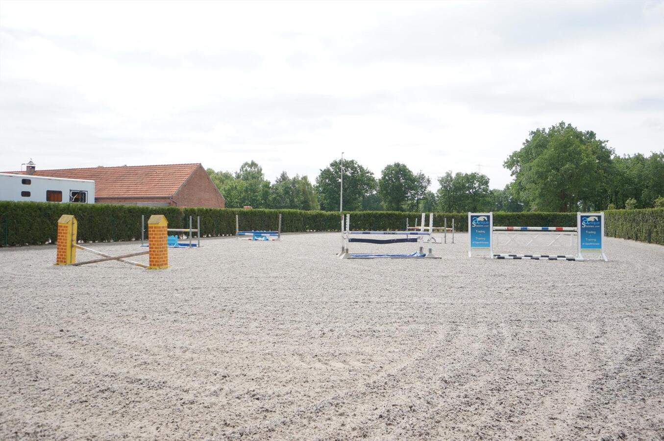 Hoeve met binnenpiste en stallen op ca. 3,63 Ha te Lommel (Kerkhoven) 