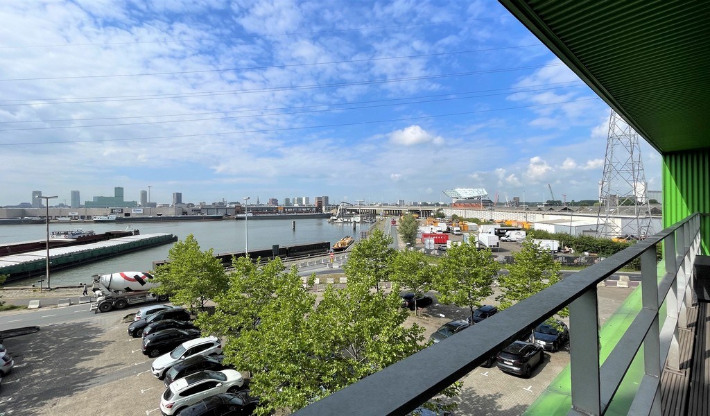 Kantoren met zicht op water in haven van Antwerpen
