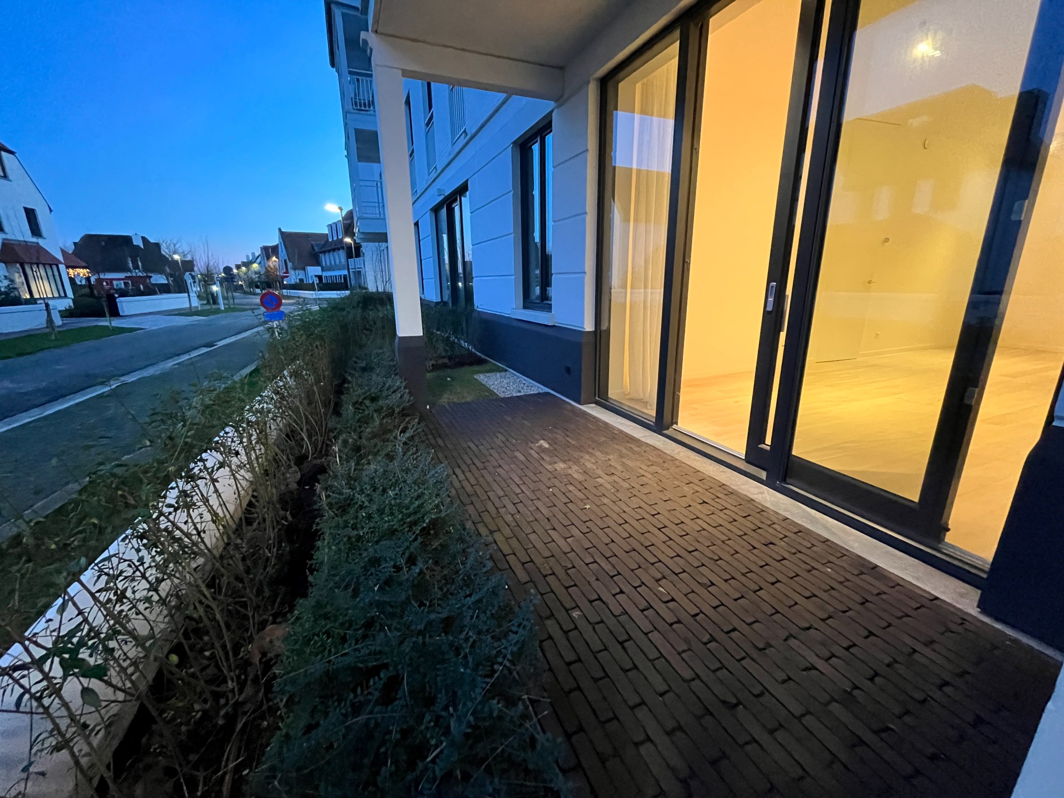 Appartement non meubl&#233; au rez-de-chauss&#233;e avec deux chambres &#224; coucher compl&#232;tes situ&#233; &#224; Duinenwater dans la r&#233;sidence Meerzicht. 