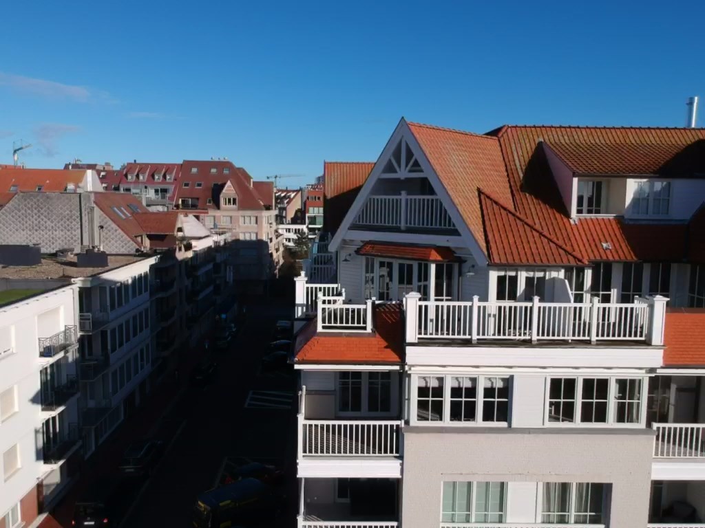 Duplex d&#39;angle de 160 m2 avec de magnifiques vues d&#233;gag&#233;es sur l&#39;avenue Dumortier &#224; Knokke. 