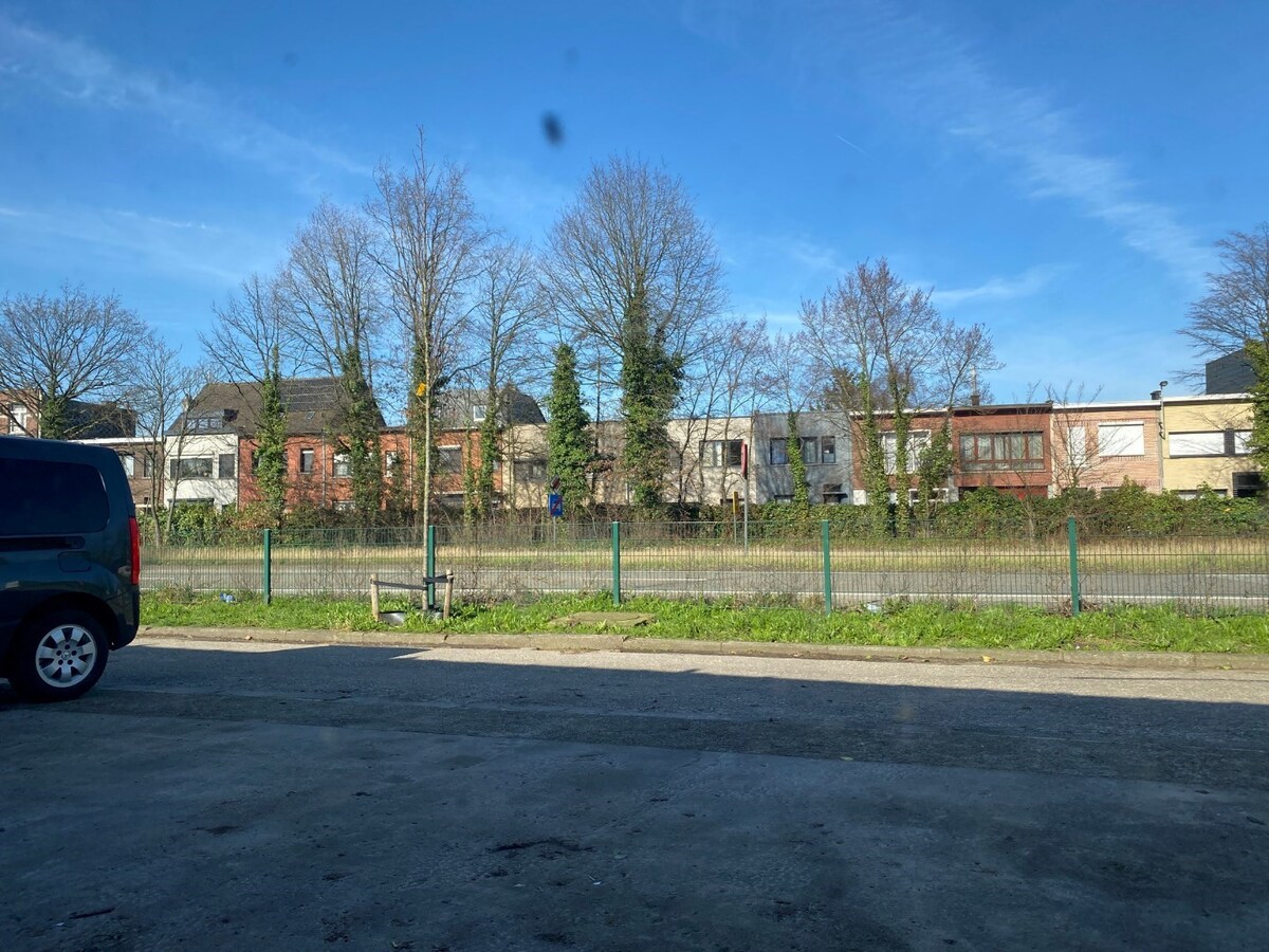 Handelspand 546 m&#178; met veel mogelijkheden en 8 parkeerplaatsen 