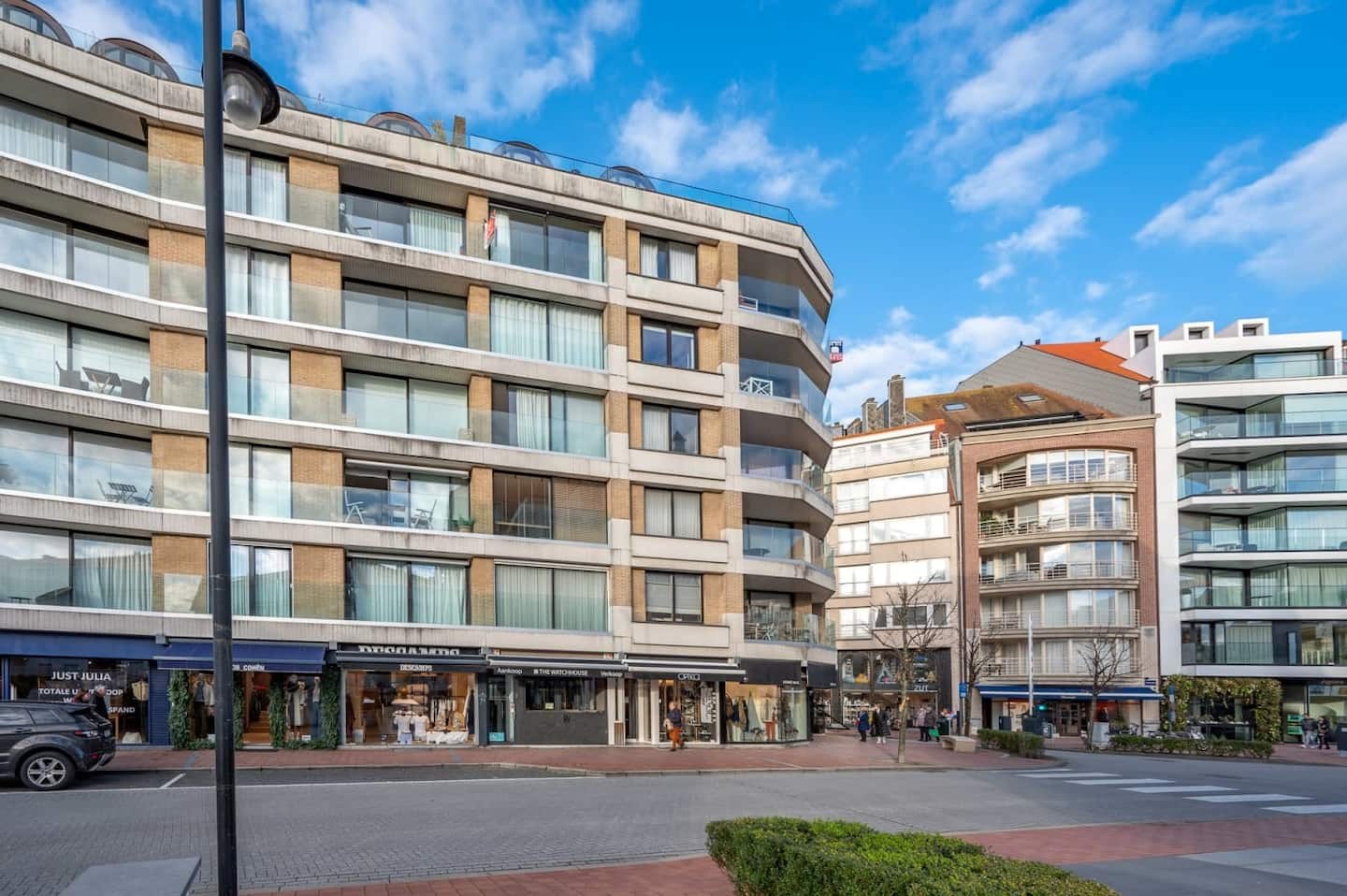 Appartement  met magnifiek open zichten en zuidgericht terras op een topligging in de Kustlaan te Knokke. 