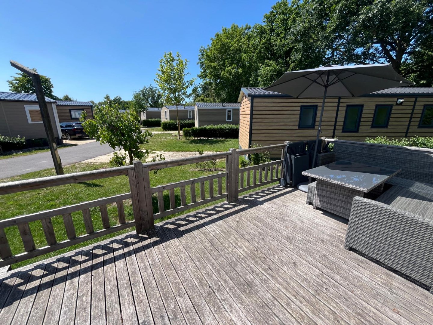 Zeer goed, vrijwel nieuw vakantie-chalet (Nr. Z32) aan de rand het Vakantiepark In de Bongerd te Oostkapelle, op loopafstand van het gezellige centrum van het dorp en natuurgebied de Manteling met aan 