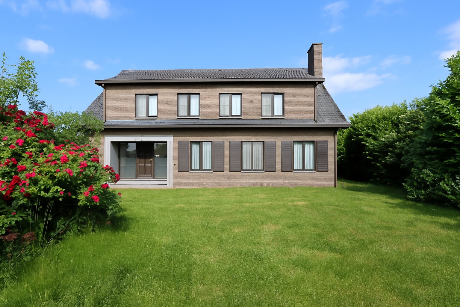 Ruim ingedeelde gezinswoning met studio 