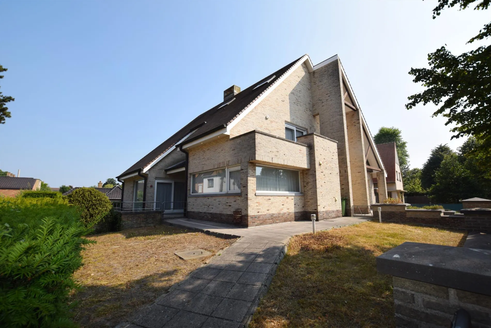 Ruime villa op 960 m² op wandelafstand van het strand.