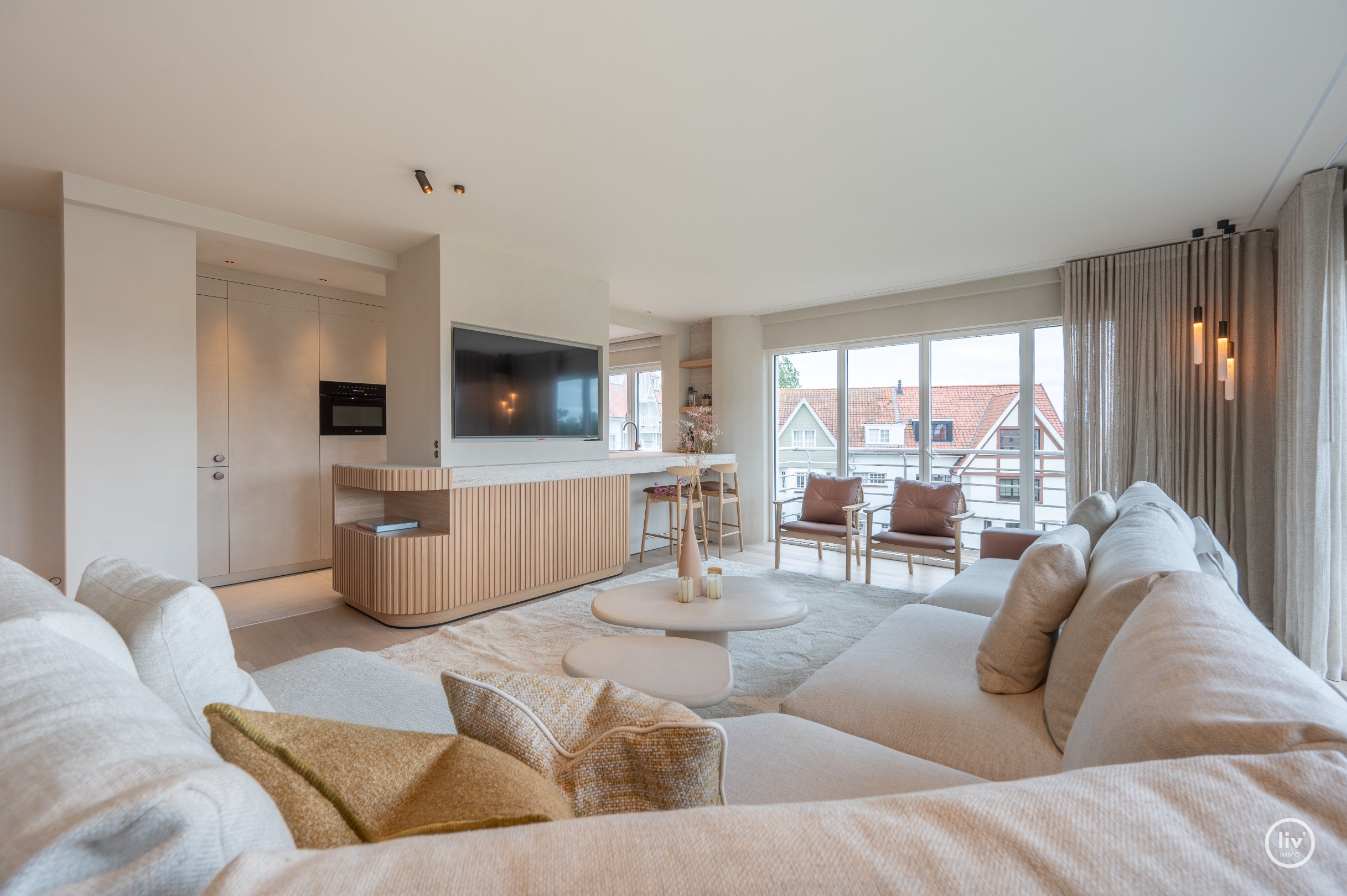 Luxueus gerenoveerd en tevens zuidgericht hoekappartement in een villa residentie te Kustlaan gelegen op 50m van de zeedijk. Open zicht ! garage mogelijk in het gebouw. 