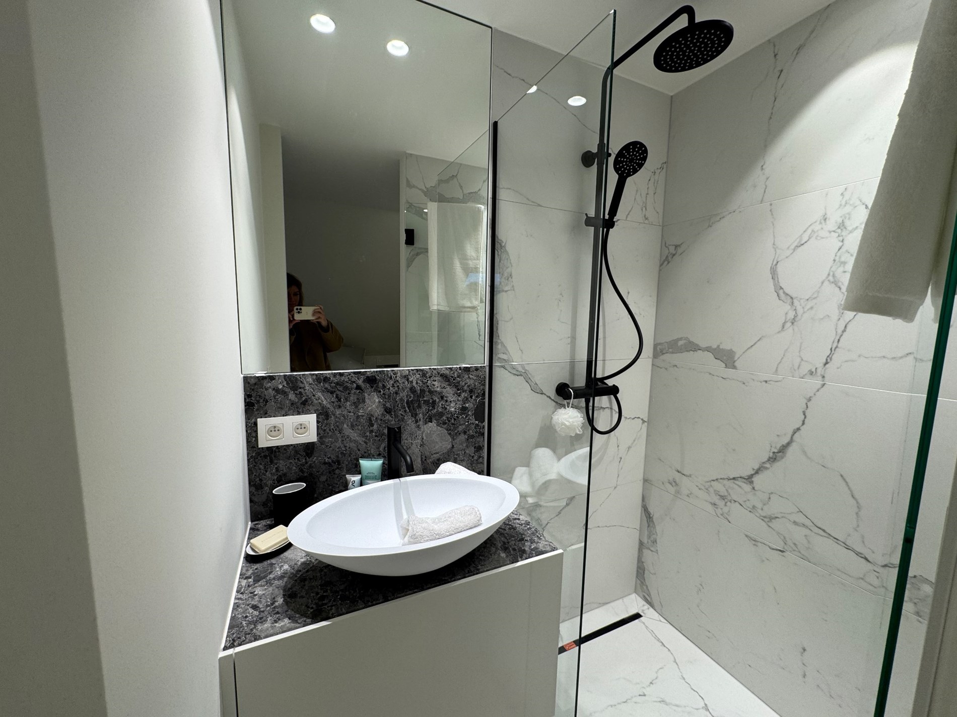 Magnifique penthouse en duplex r&#233;nov&#233; avec de magnifiques terrasses &#224; proximit&#233; de l&#39;avenue Lippens et de la plage de Knokke. 