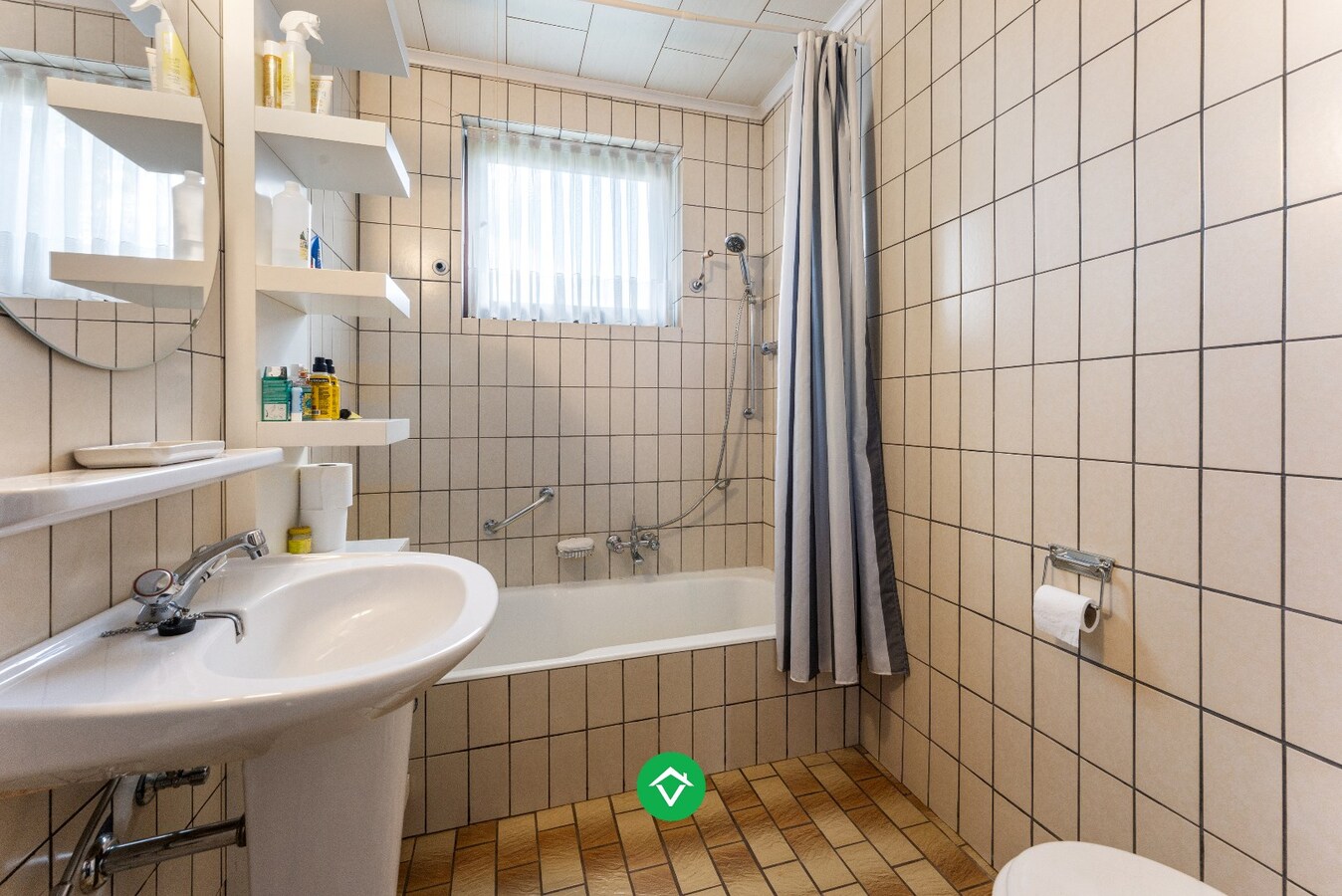 Alleenstaande woning met drie slaapkamers en dubbele inpandige garage te huur 