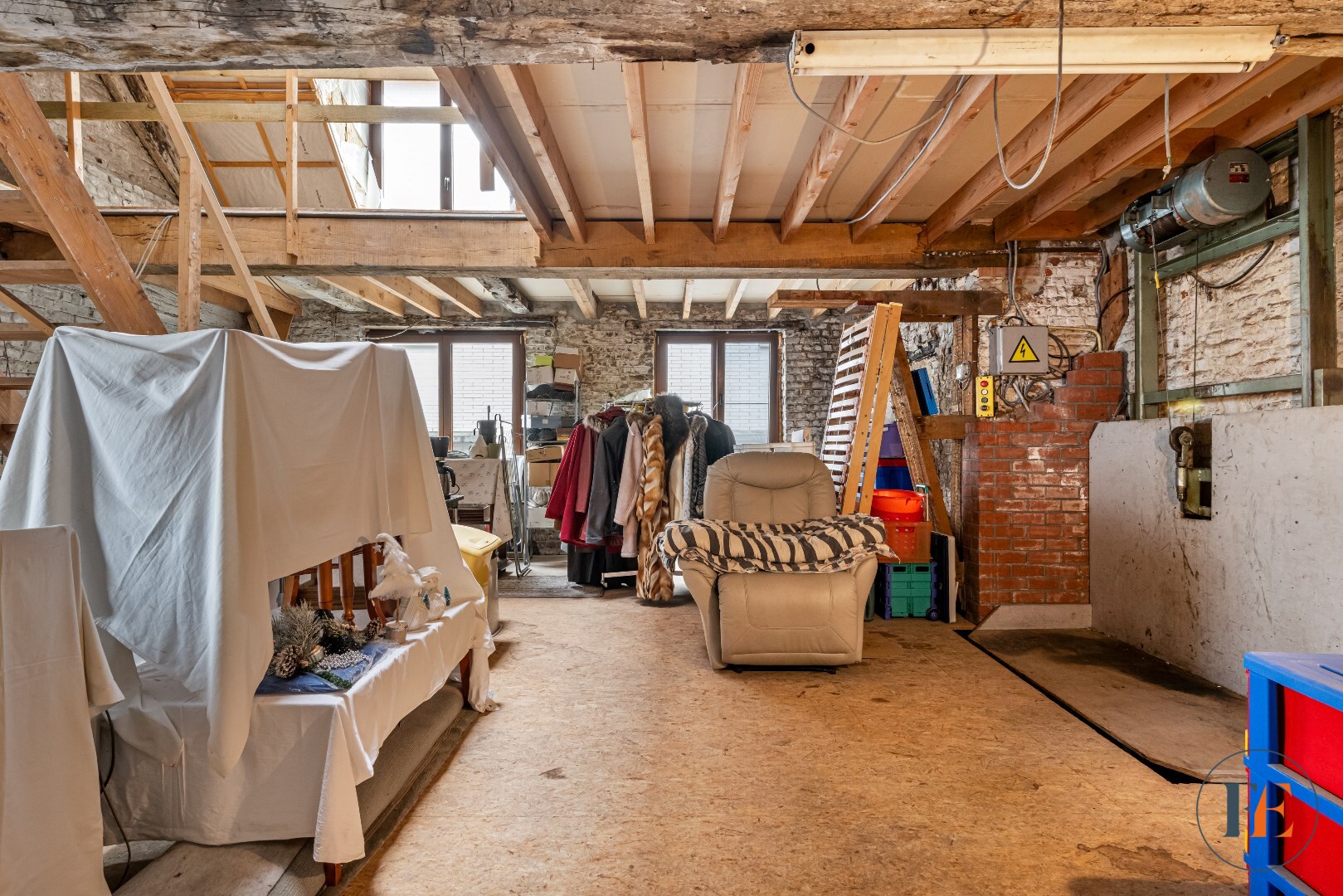 Ruime woning in Gent met handelspand en dubbele garage 