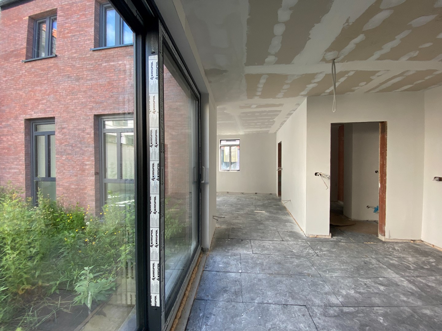 Centraal gelegen casco nieuwbouwwoning met gezellige patio &amp; garage! 