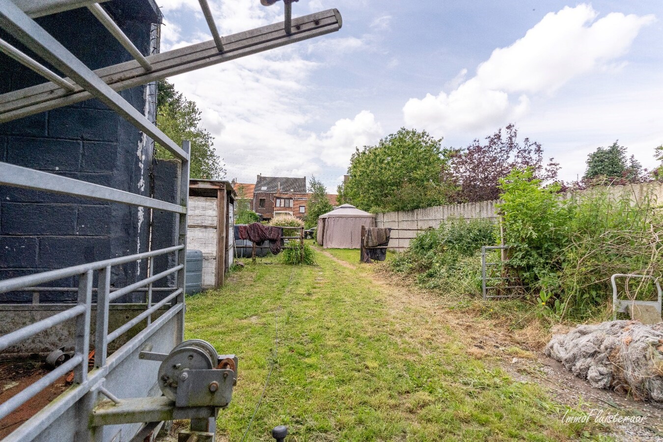 Refreshed house with stables and adjacent pasture on approximately 43 are in Tienen. 