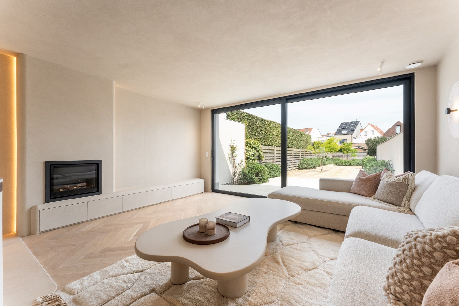 Maison enti&#232;rement r&#233;nov&#233;e avec 4 chambres et jardin enti&#232;rement am&#233;nag&#233; situ&#233;e &#224; la rue Jan Devisch. 