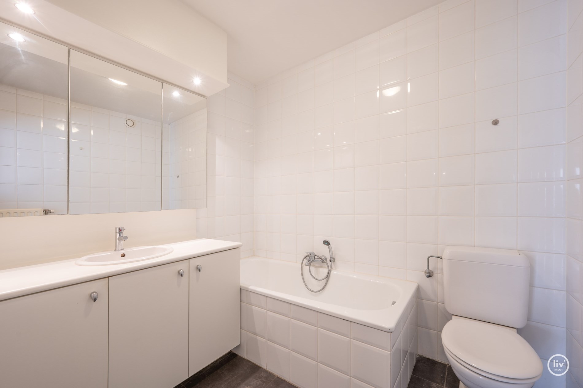 Lichtrijk hoekappartement met twee volwaardige slaapkamers gelegen in het centrum van Knokke. 