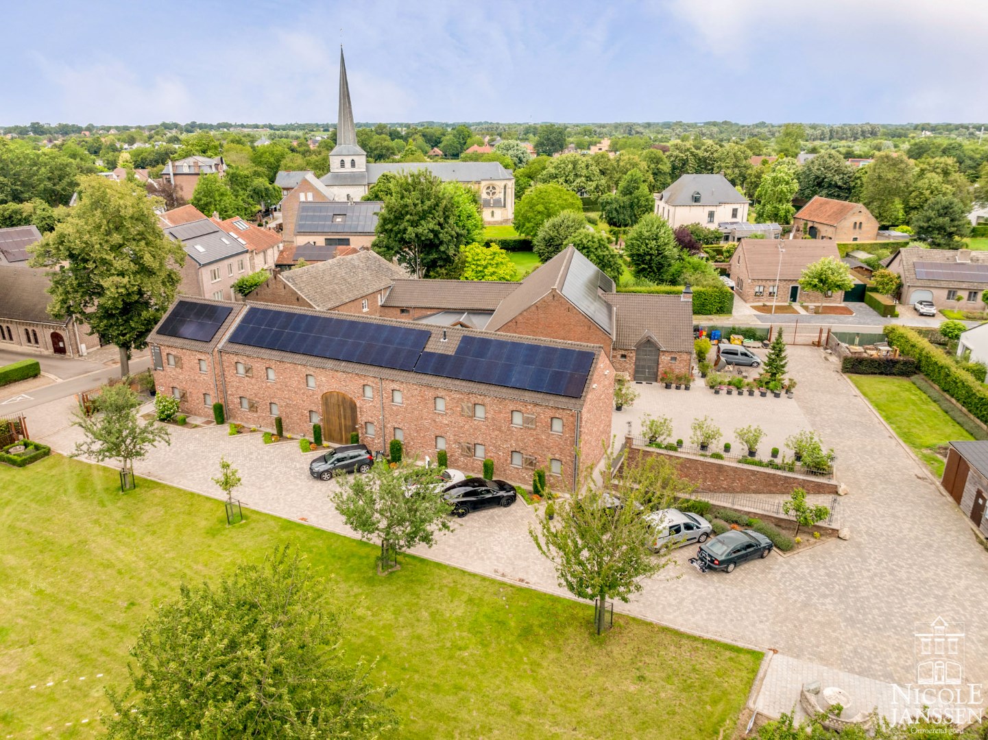 Gelegen onder de kerktoren van het idyllisch maasdorpje Aldeneik