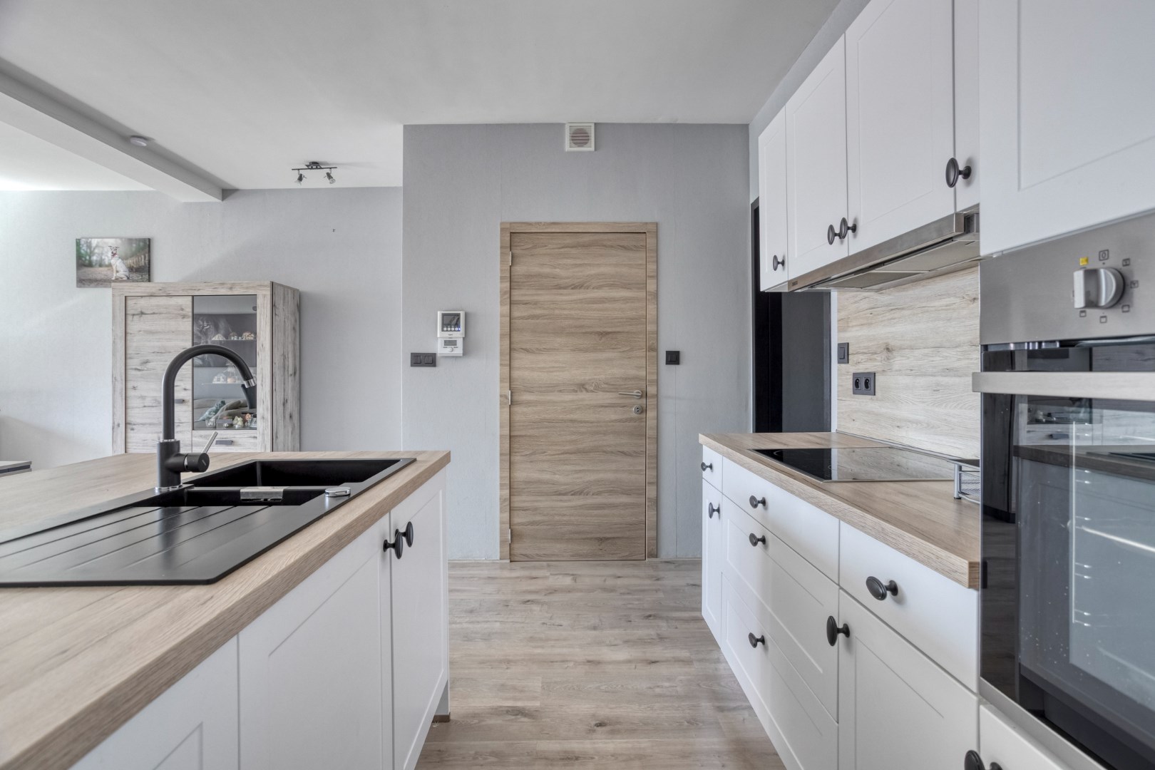 Energiezuinig gelijkvloers 2 slpk. appartement met 2 garages en staanplaats in Leopoldsburg 