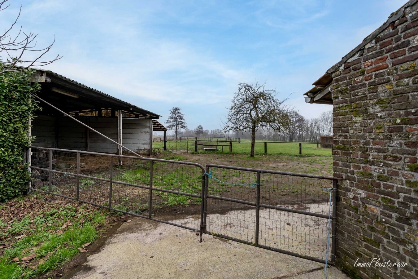 Hoeve met landelijk, weids zicht en naastliggende bouwgrond. 