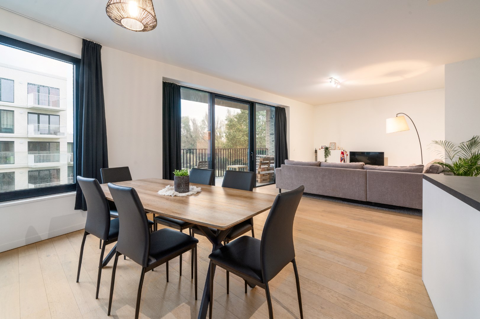 Ruim, modern 2 slaapkamer appartement met staanplaats 