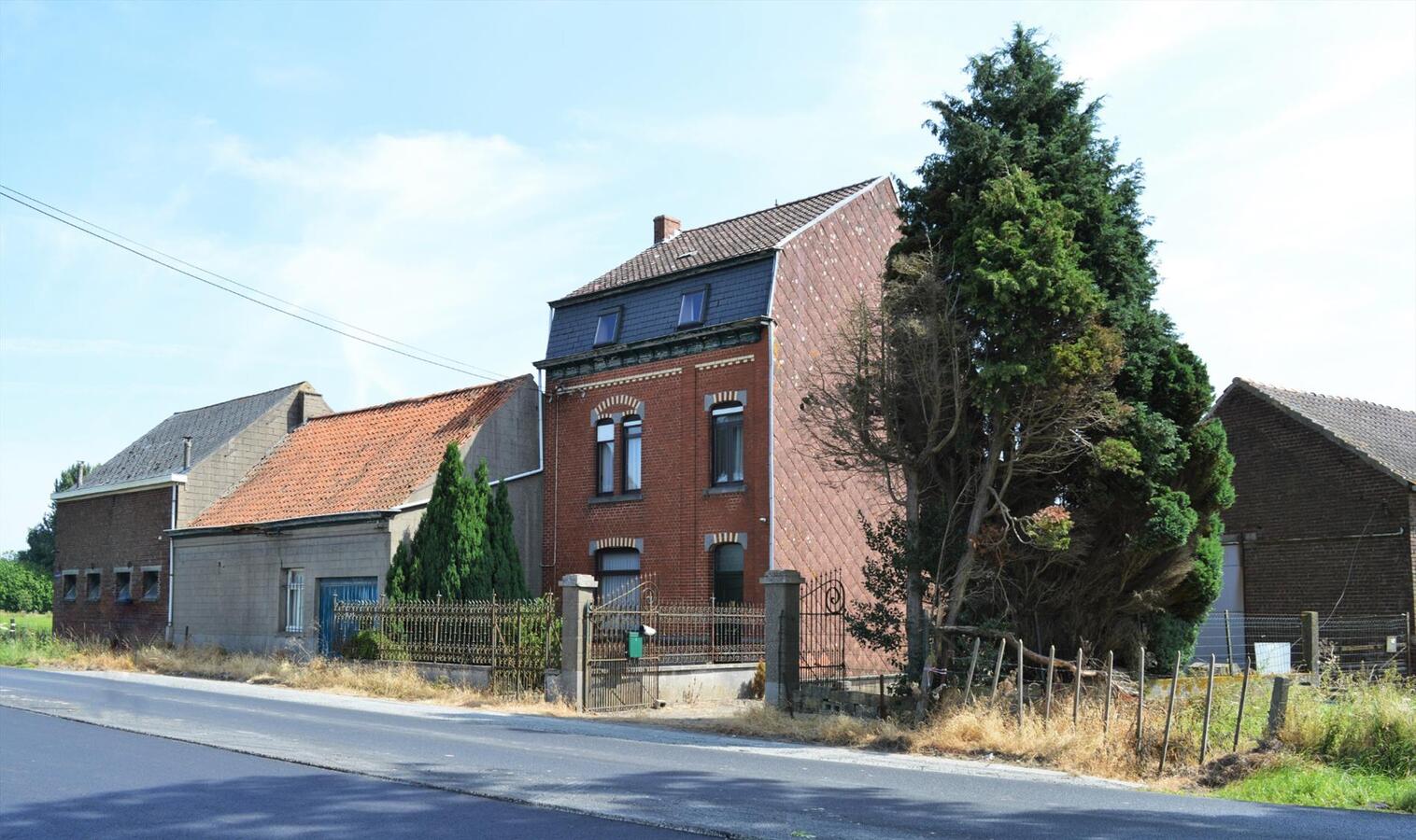 Herenhuis met stallingen op 2.726m&#178; te Lessen (mogelijkheid tot 1ha extra weiland) 