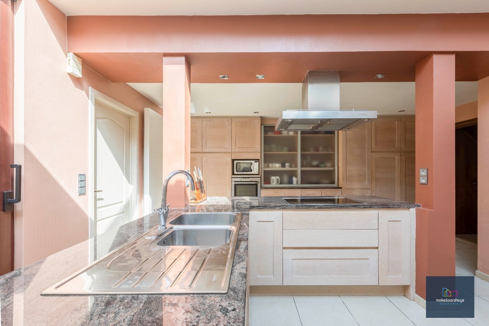 Ruime woning met tuin en dubbele garage in Gent 