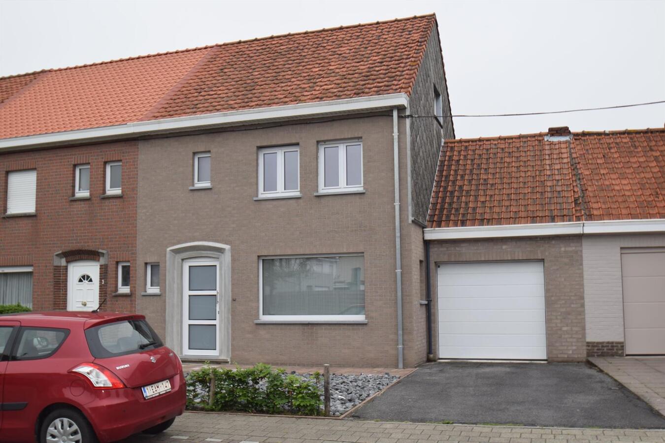 Volledig vernieuwde energiezuinige woning met garage en tuin te Roeselare 