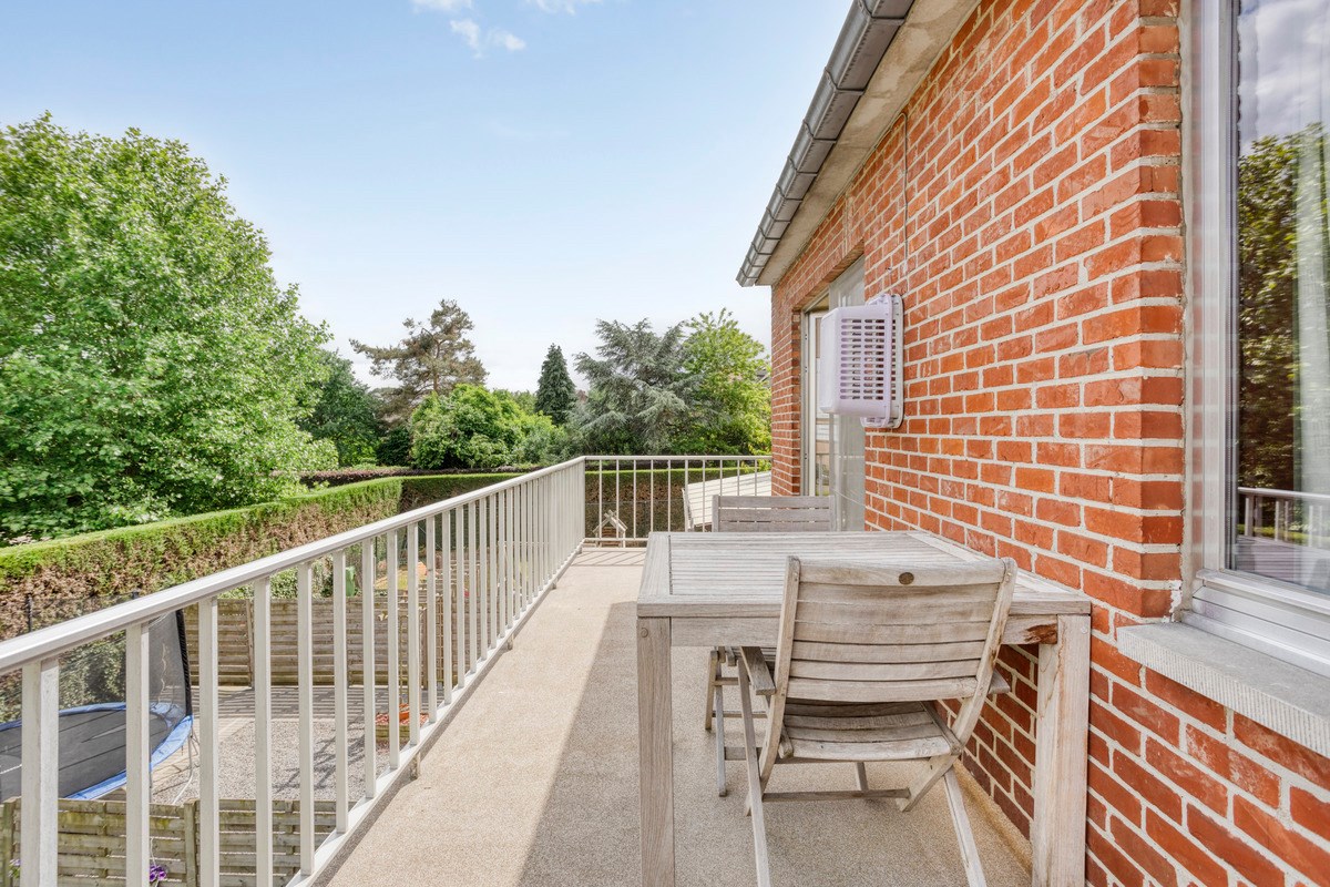 Opbrengsteigendom met 3 appartementen, garages en tuin 