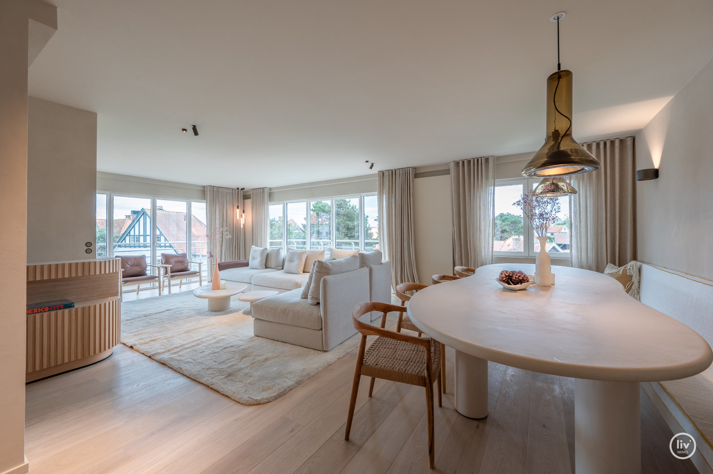 Luxueus gerenoveerd en tevens zuidgericht hoekappartement in een villa residentie te Kustlaan gelegen op 50m van de zeedijk. Open zicht ! garage mogelijk in het gebouw. 