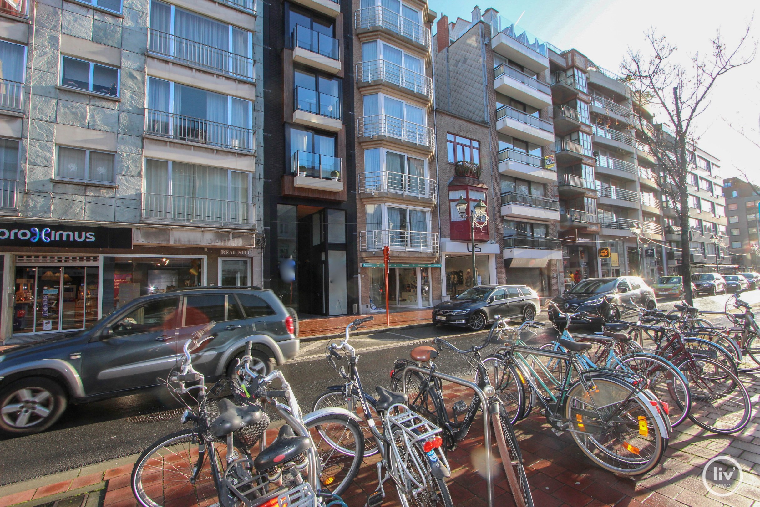 Recent handelspand met mezzanine, gelegen op een commerci&#235;le plaats in de Lippenslaan te Knokke. 