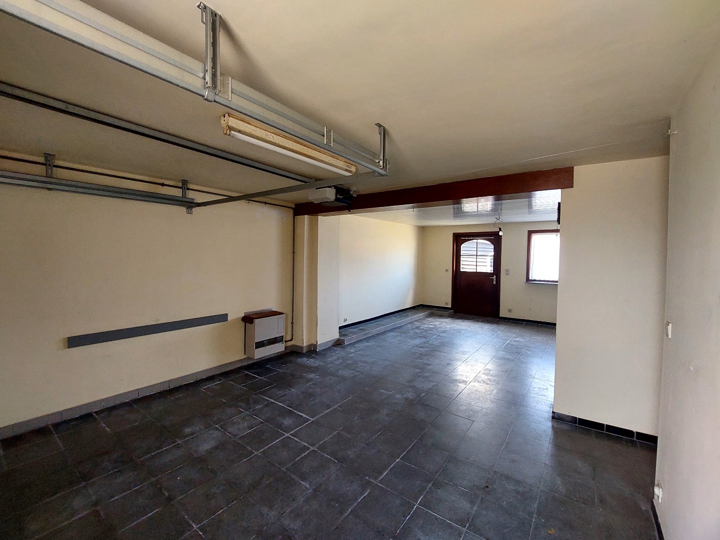 Halfopen bebouwing met ruime tuin en garage 