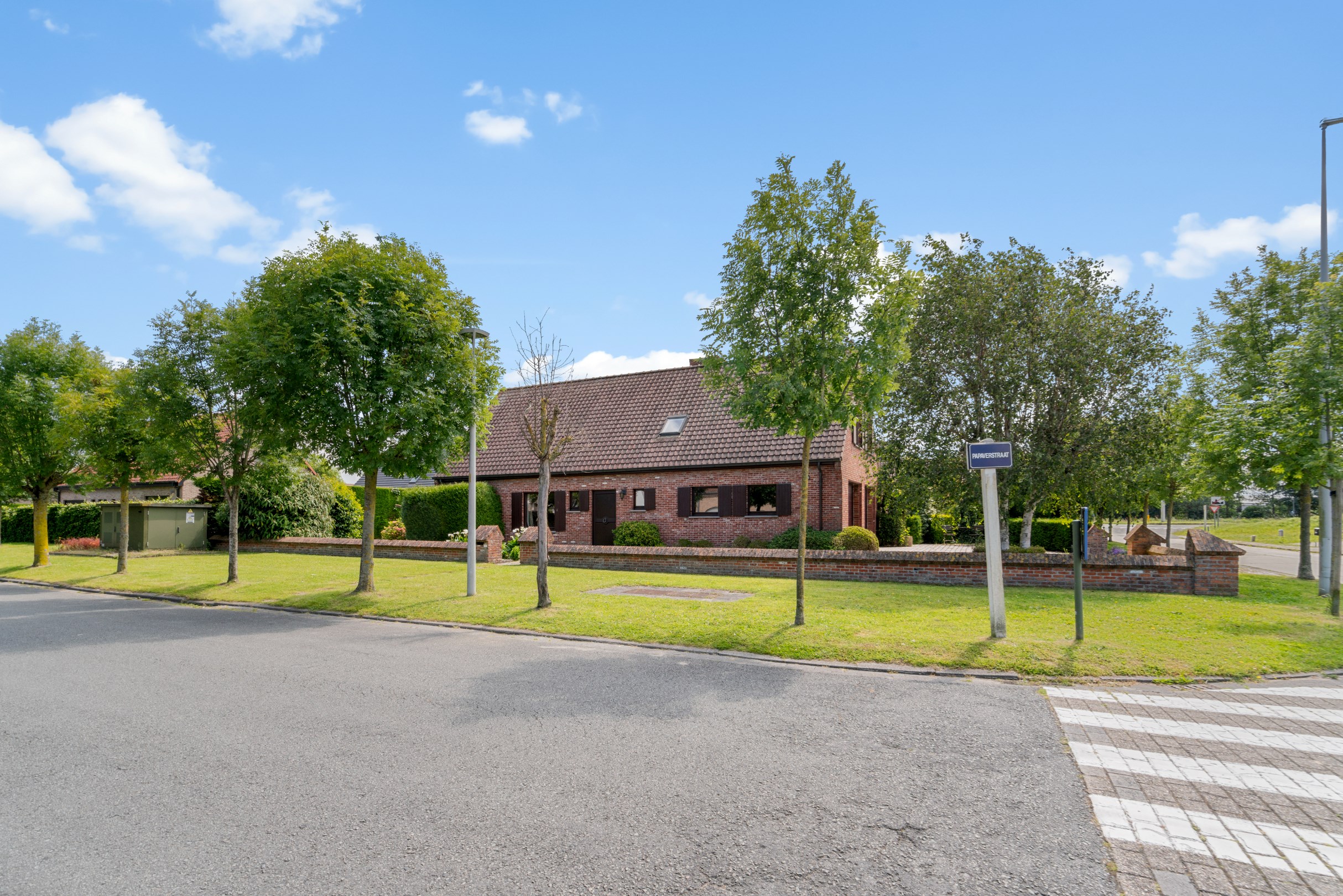 Grote en alleenstaande villa met dubbele garage op een zuidgericht perceel van 1229 m2 te Knokke Heist. Het perceel is opsplitsbaar. 