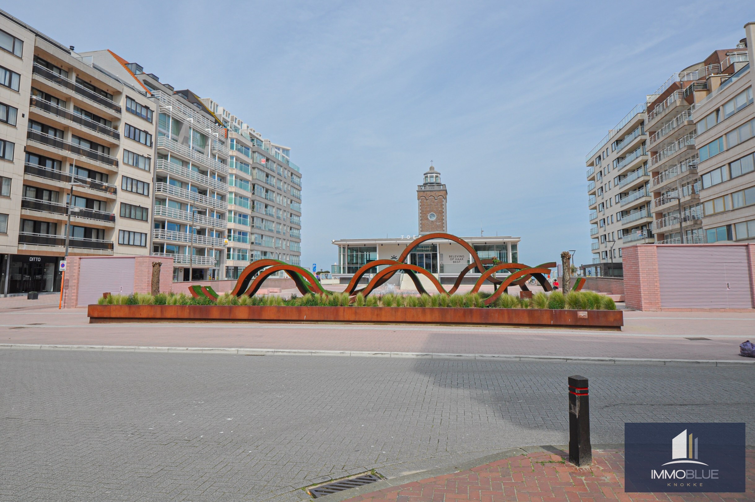 Stijlvol, instapklaar appartement met een ruim terras gelegen op enkele passen van de zee. 