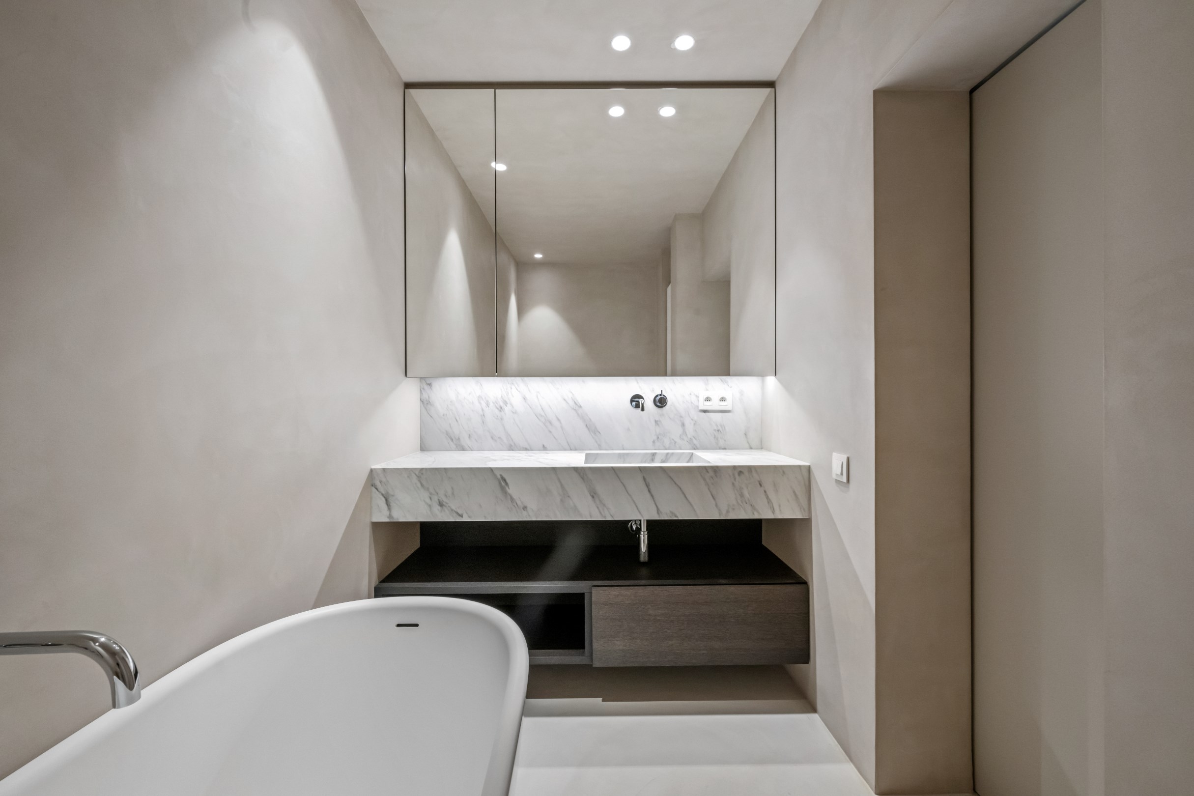 Appartement de trois chambres &#233;l&#233;gamment r&#233;nov&#233; avec vue d&#233;gag&#233;e sur la Kustlaan. 