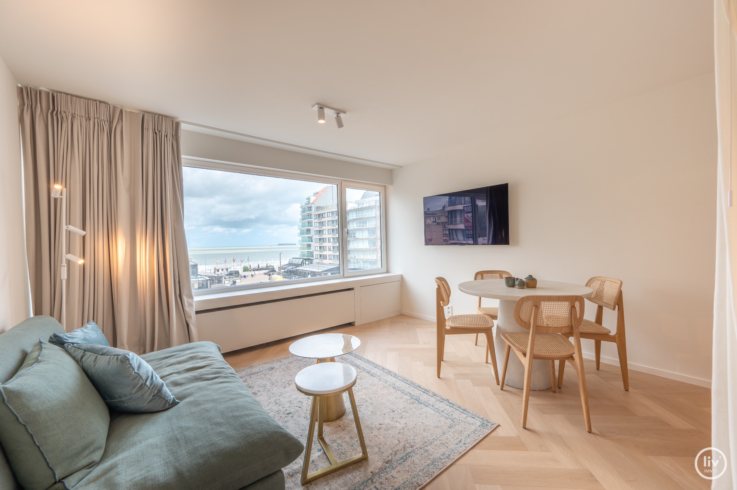 Studio luxueusement fini avec coin chambre sur la place Van Bunnen avec vue FRONTALE sur la mer. 