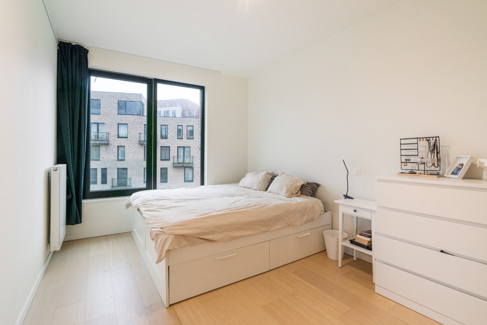 Ruim, modern 2 slaapkamer appartement met staanplaats 