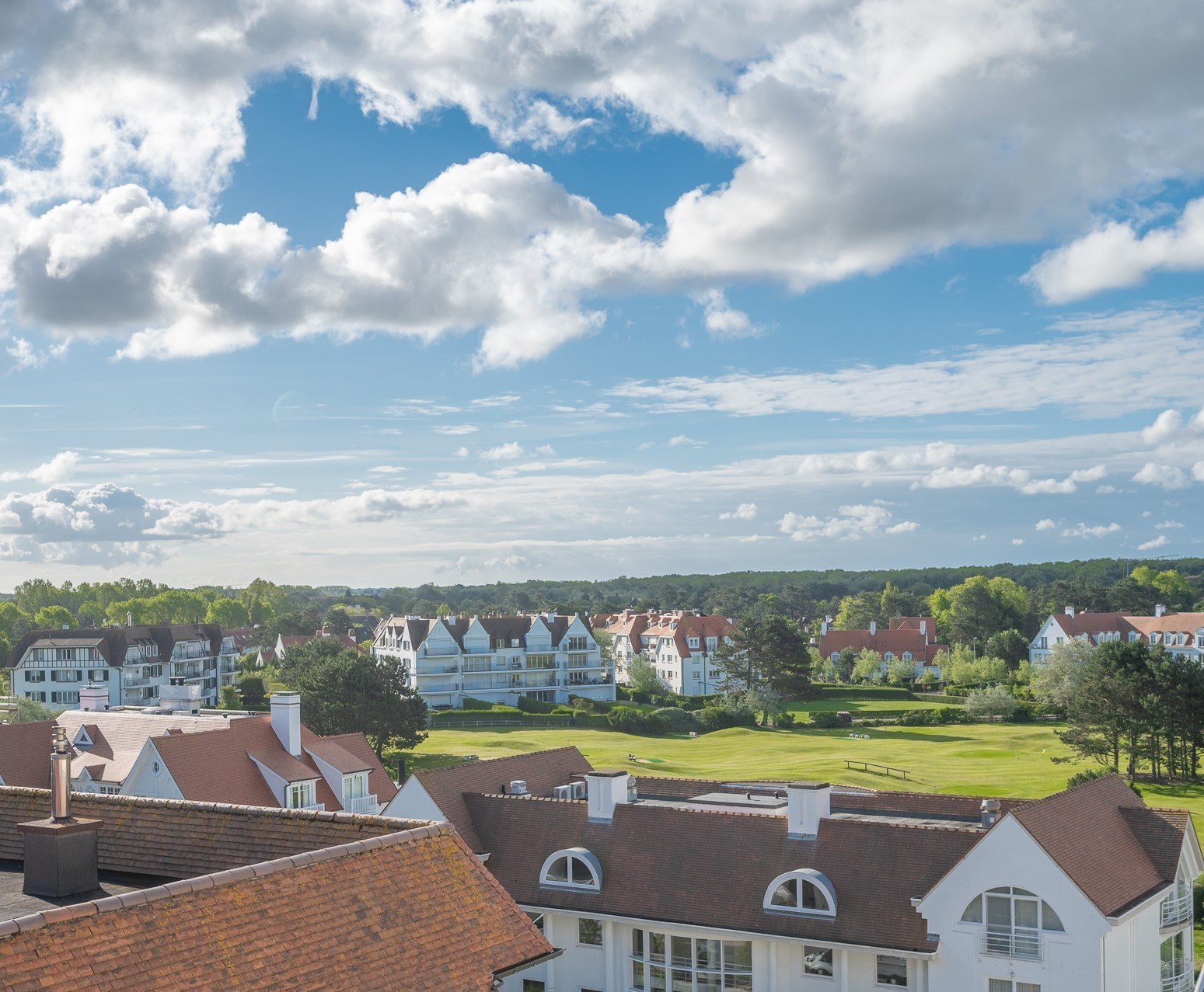 Nieuwbouw duplex appartement met prachtige zichten op de minigolf en zijdelings zeezicht gelegen vlakbij de Kustlaan te Knokke. 