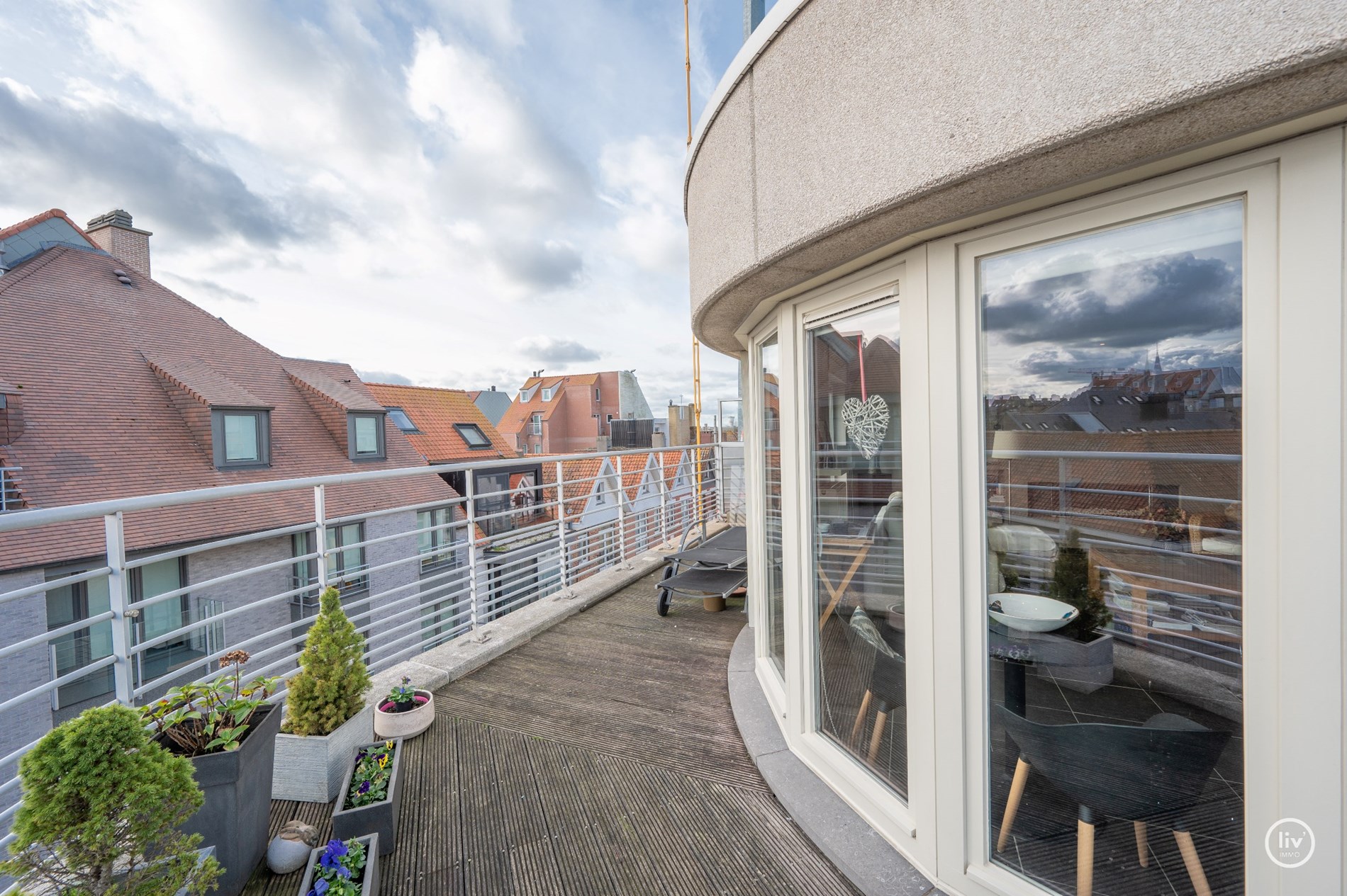 Magnifieke HOEKduplex met mooie terrassen centraal gelegen op de Parmentierlaan te Knokke. 