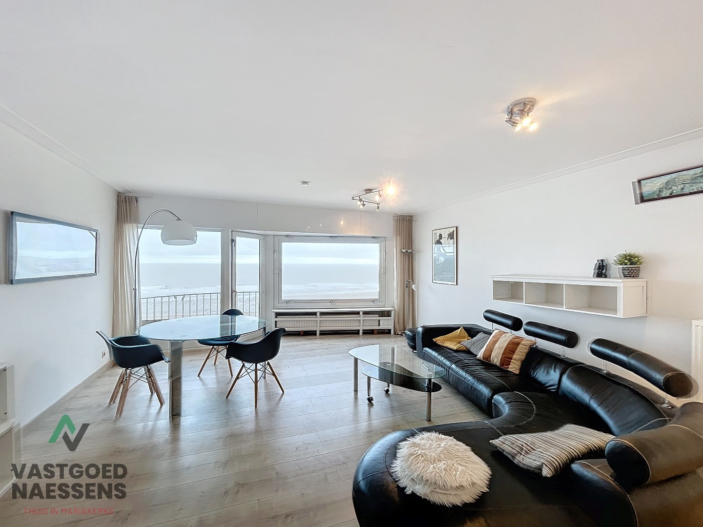 Appartement pr&#234;t &#224; emm&#233;nager avec 2 chambres &#224; coucher et vue sur mer. 