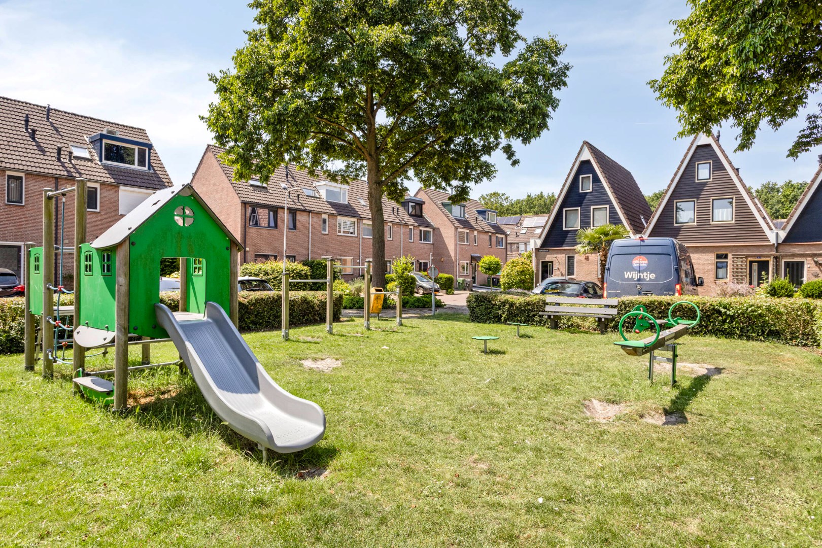 Ruime eengezinswoning met vijf kamers, parkeerplaats, twee dakkapellen en zonnige tuin op het zuiden 