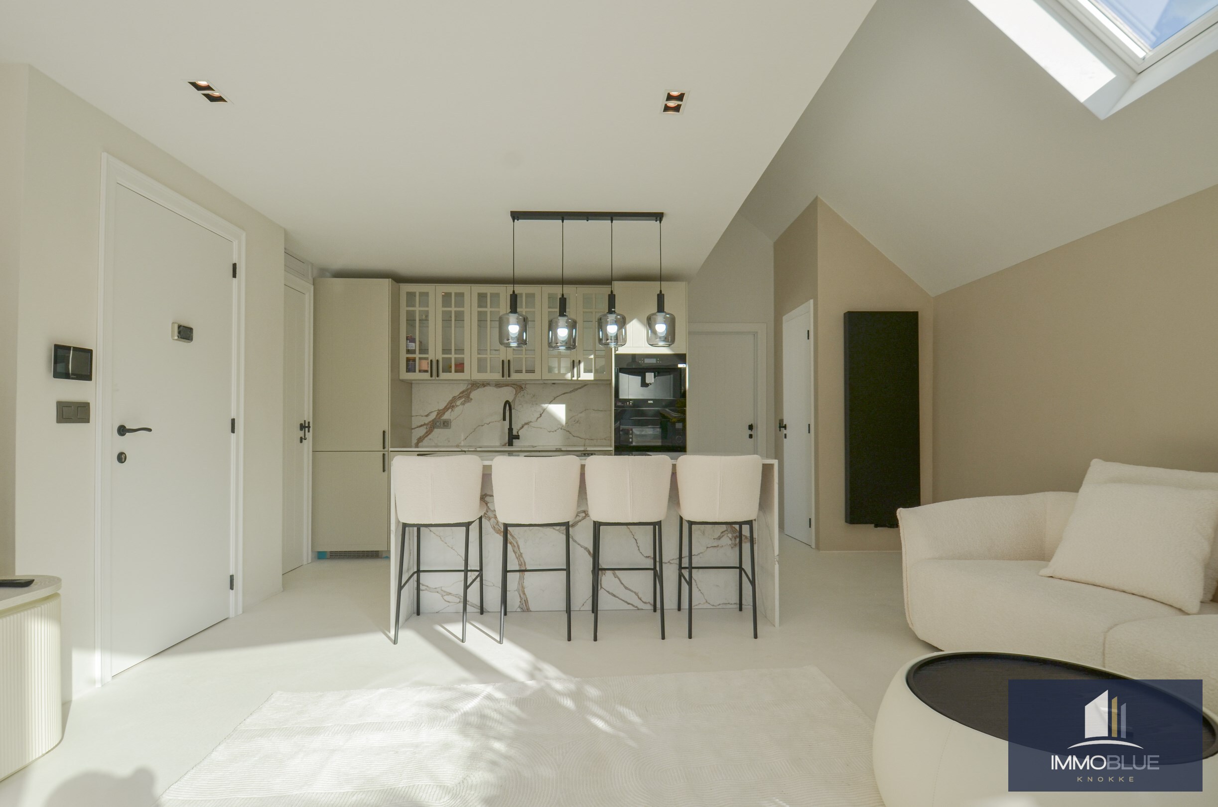 EXCLUSIEF : Duplexappartement met ruim terras gelegen in een kleinschalige nieuwbouwresidentie in Art Deco-stijl. 