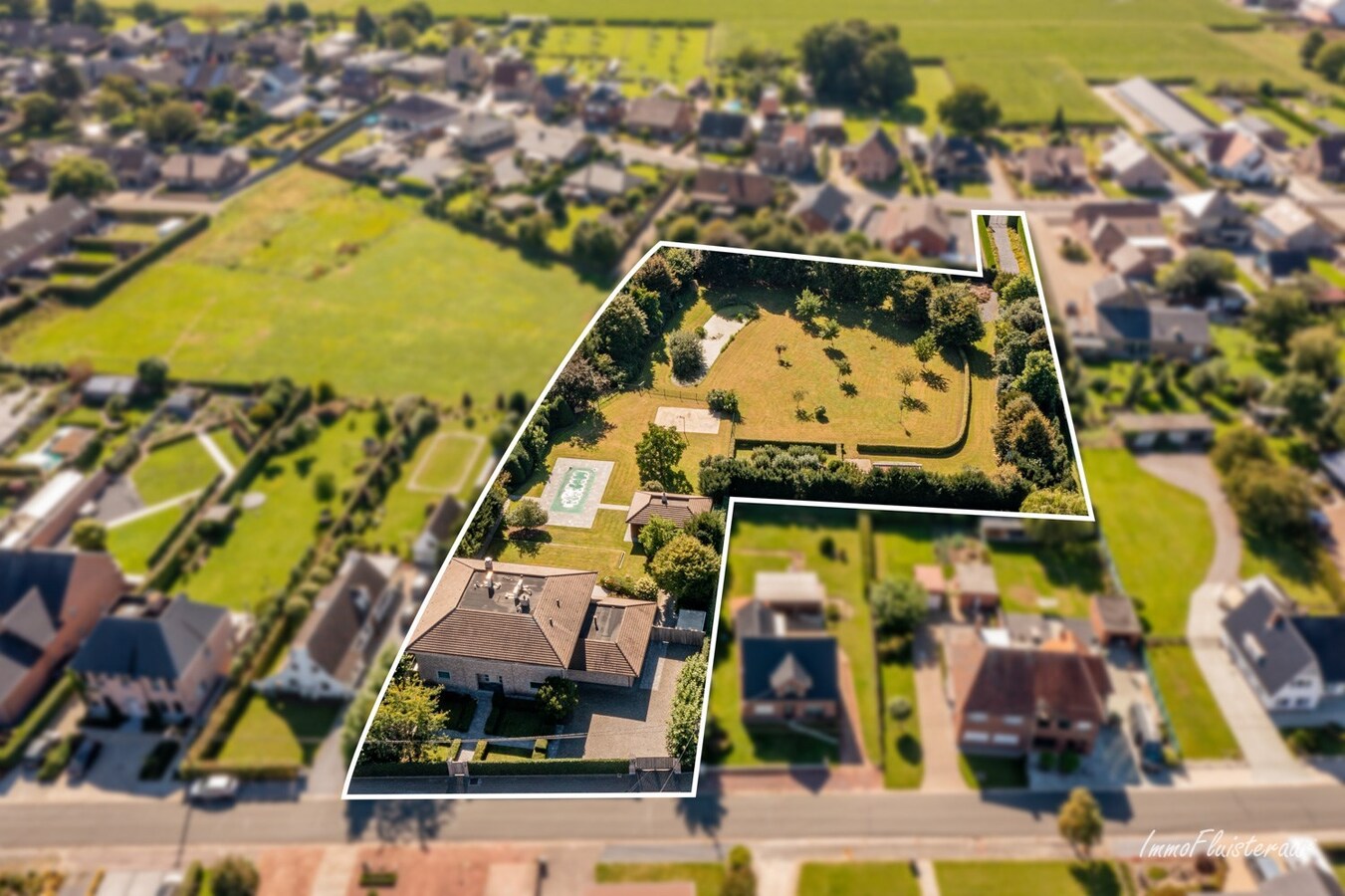 Luxueuze villa met zwembad op een ruim perceel van ca. 92 are te Opitter (Bree) 