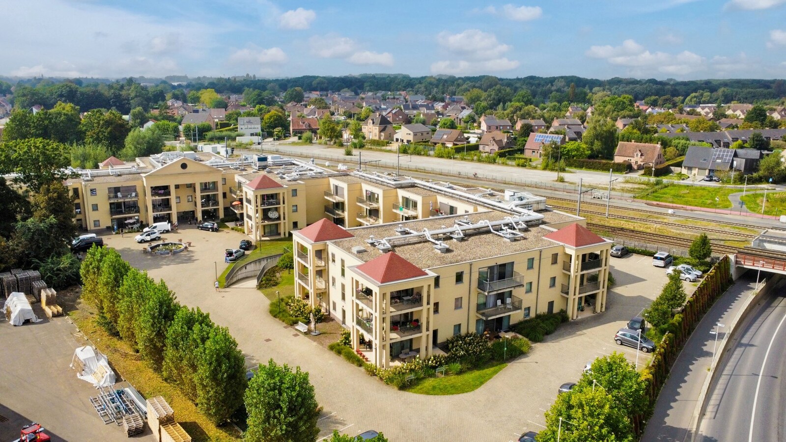 Trendy, 1-slpk gelijkvloers serviceflat met terras in Lokeren 