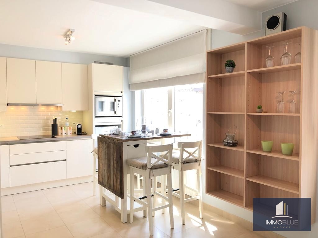 Ruime woning met inpandige garage en een ruim terras . 