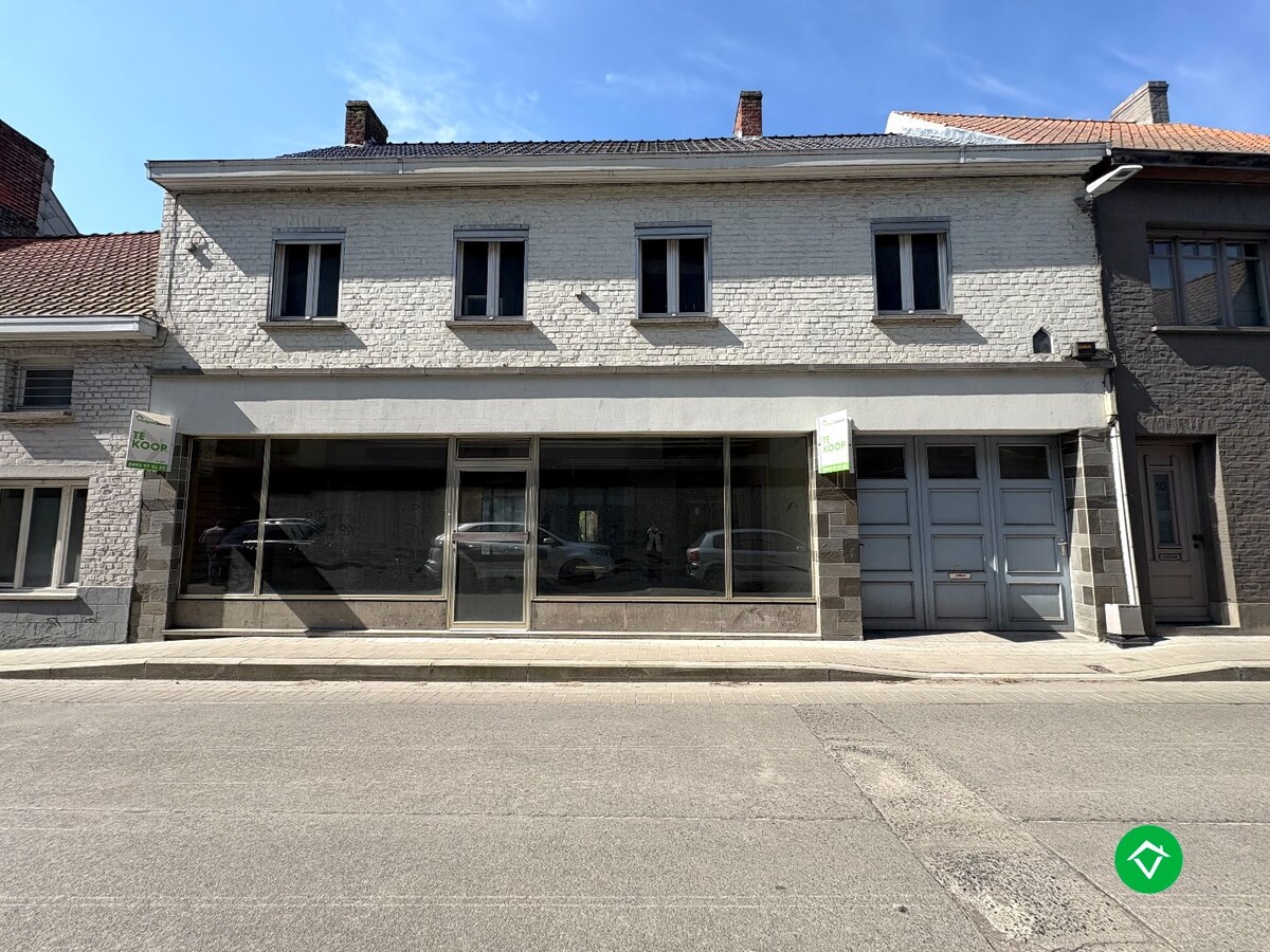 Unieke ruime eigendom op 1169 m&#178; grond met voormalige handelsruimte in centrum Koekelare 