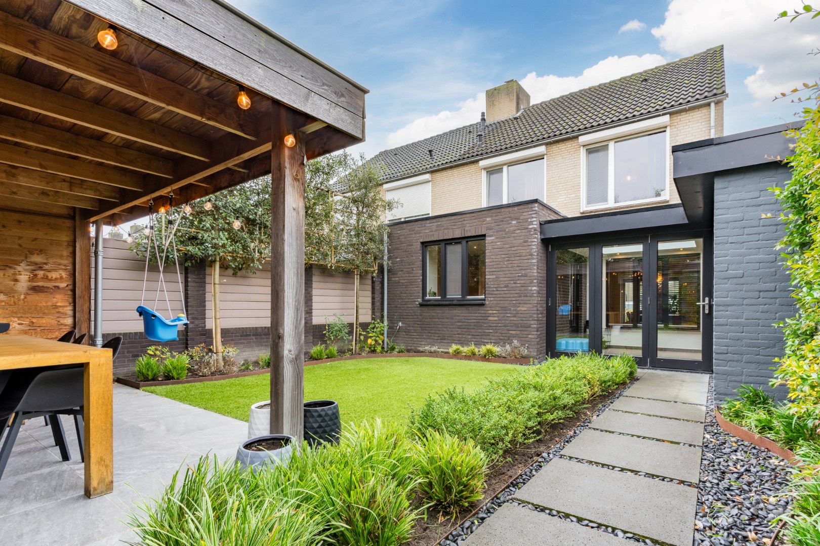 Moderne tweekapper met garage / berging, tuin en tuinkamer gelegen in een rustige kindvriendelijke  woonomgeving. Energielabel B. 